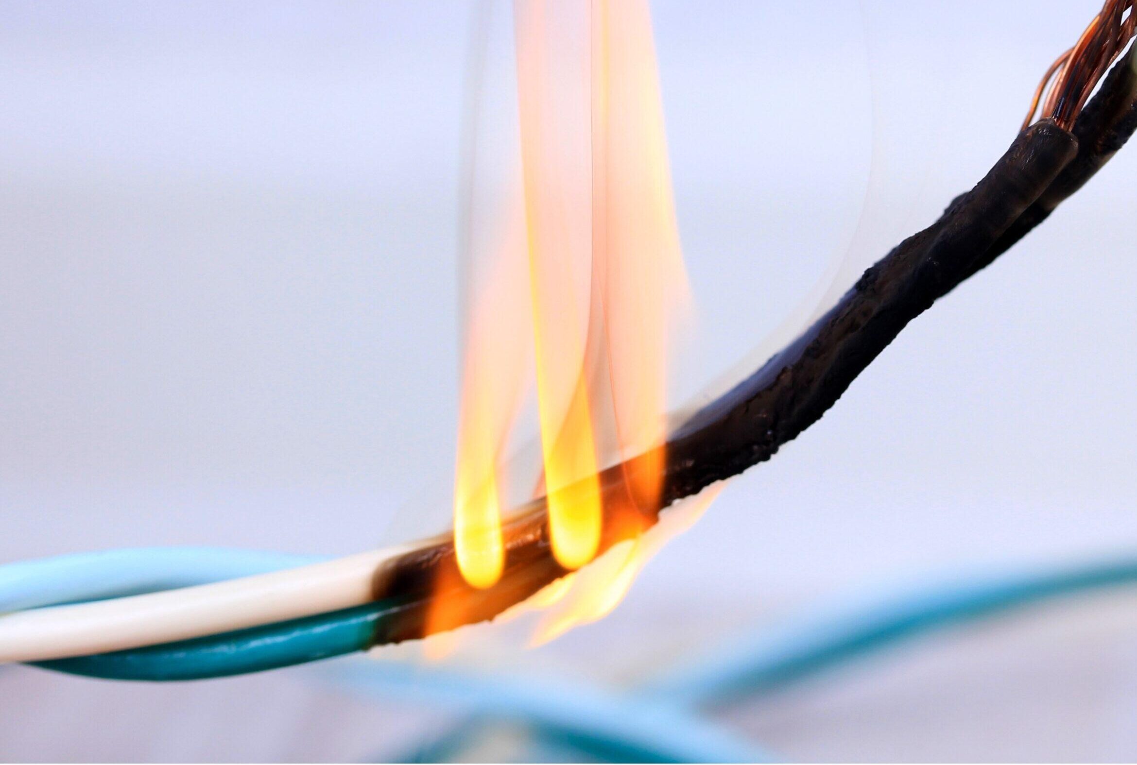 short-circuit-burning-cable-flames-no-fire-retardant short-circuit-burning-cable-flames-no-fire-retardant